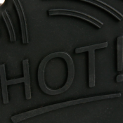 Gant de Cuisine en Silicone – Résistant à la chaleur – Inscription HOT! Noir / Rouge / Gris
