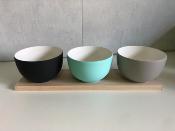 Planche Apéro Hêtre 40 x 10 cm avec 3 Bols Vert Aqua, Gris Taupe & Noir 50 cl