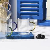 Mug en Verre Strié Transparent – Anse Colorée (Jaune/Bleu/Rose ou Vert) – 23 cl
