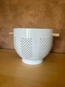 Passoire en Métal Blanc avec Poignées en Bambou – 4,5 L – H. 28,5 cm