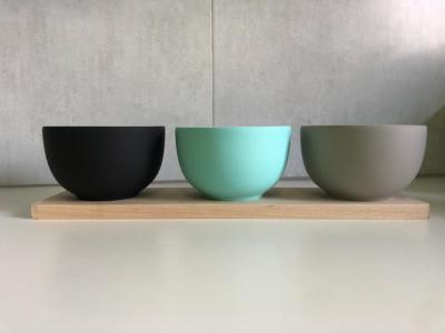 Planche Apéro Hêtre 40 x 10 cm avec 3 Bols Vert Aqua, Gris Taupe & Noir 50 cl