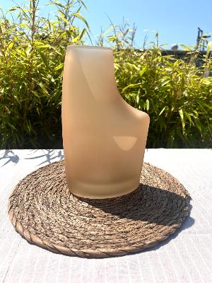 Vase en Verre Asymétrique Couleur Beige Sable Finition Mate H. 23 cm
