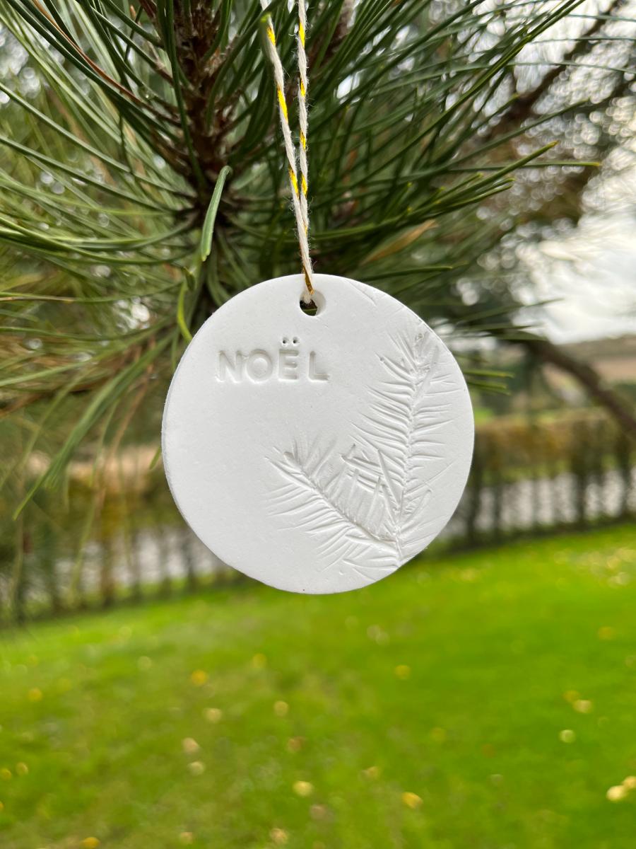 https://www.boutique-baia.com/Files/123571/Img/15/Boule-de-Noel-Ronde-Blanche-Personnalisees-zoom.jpg