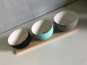 Planche Apéro Hêtre 40 x 10 cm avec 3 Bols Vert Aqua, Gris Taupe & Noir 50 cl