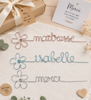 Fleur personnalisée en fil aluminium – Cadeau de fin d’année pour maîtresse, ATSEM, AVS…