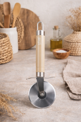 Roulette à Pizza en Inox – Manche Beige - L. 7,5 x P. 2 x H. 20,4 cm