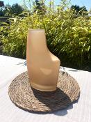 Vase en Verre Asymétrique Couleur Beige Sable Finition Mate H. 23 cm