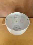 Passoire en Métal Blanc avec Poignées en Bambou – 4,5 L – H. 28,5 cm