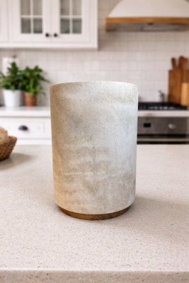 Pot à ustensiles en Résine Beige Marronné Effet Marbre – Socle Bois – H.17 cm