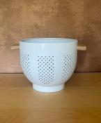 Passoire en Métal Blanc avec Poignées en Bambou – 4,5 L – H. 28,5 cm